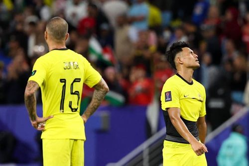 U23 Malaysia bị các đàn anh 'tấn công' khi về nước