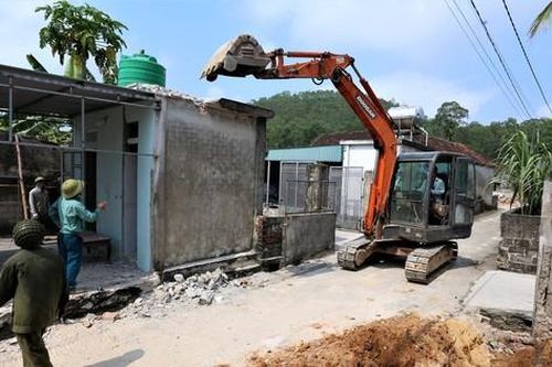 Người dân dỡ nhà, hiến đất mở đường để xây dựng nông thôn mới