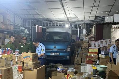 Phát hiện hàng nghìn chiếc chân gà không rõ nguồn gốc