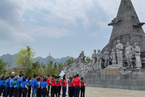 Hành trình Tôi yêu Tổ quốc tôi dâng hoa tại Tượng đài Bác Hồ với nhân dân các dân tộc tỉnh Lai Châu