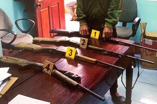 Lĩnh án vì tàng trữ, chế tạo, sử dụng trái phép vũ khí quân dụng