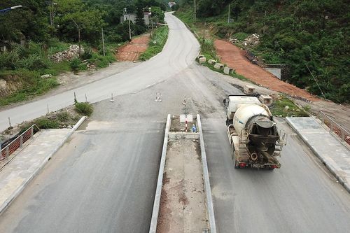 Ba năm chưa xong con đường 9,5km có vốn đầu tư gần 1.500 tỷ