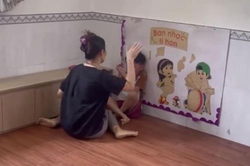 Phụ huynh có con bị cô giáo tát: 'Tôi xót và giận run người'
