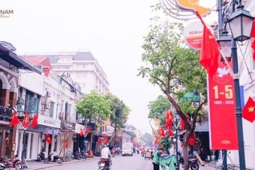 Hà Nội rực rỡ cờ hoa chào mừng ngày lễ 30/4 - 1/5