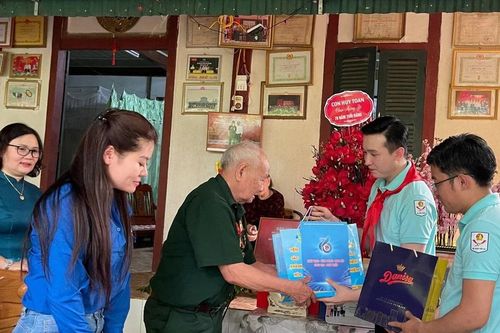 Tuổi trẻ Thủ đô trao quà tặng gần nửa tỷ đồng hỗ trợ người dân tỉnh Điện Biên