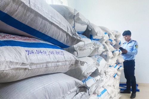 Tạm giữ 31 tấn đường kính trắng có dấu hiệu gian lận thời hạn sử dụng