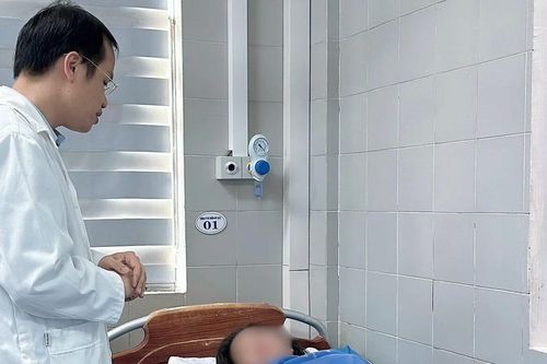 Nữ bệnh nhân biến dạng môi do tin vào clip quảng cáo làm đẹp trên mạng
