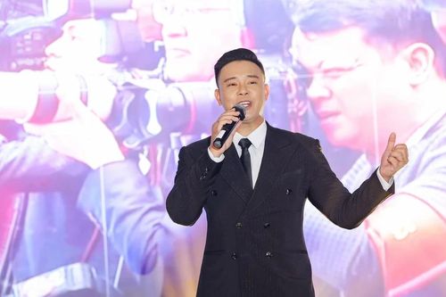 Ca sỹ Hồng Duyên, Đông Hùng biểu diễn tại Lễ trao Giải thưởng Báo chí TTXVN