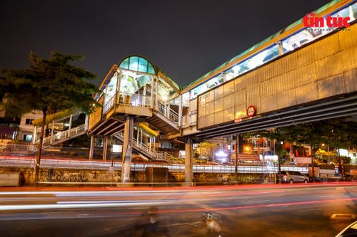 Bất ngờ với thế giới thủy cung sống động trên cầu đi bộ Trần Nhật Duật