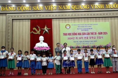 Làng Hoa Sen quốc tế Hàn Quốc hỗ trợ học sinh khó khăn vươn lên học giỏi