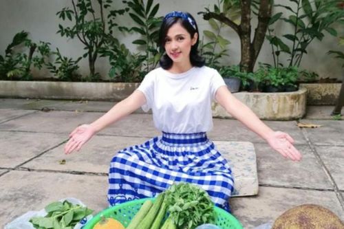 'Người đẹp Tây Đô' Việt Trinh tuổi 52 vẫn vô cùng xinh đẹp, trẻ trung, nhan sắc 30 năm không đổi nhờ 1 bí quyết