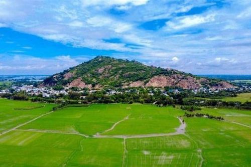 Ở Việt Nam có một ngọn núi chỉ cao hơn 200m nhưng 'cõng' gần 200 đền chùa, có tượng Phật cao nhất thế giới