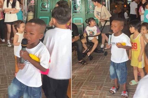Lôi Con tự tin hát 'Cắt đôi nỗi sầu' tại cửa hàng ở Việt Nam, người xung quanh không thể rời mắt