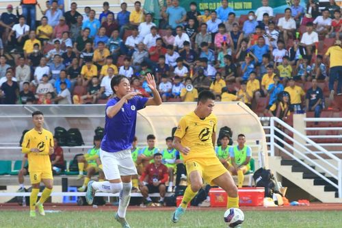 'Đội bóng nhà nghèo' Kon Tum và sân bóng đặc biệt của bóng đá Việt Nam