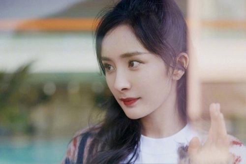 Dương Mịch và 'bạn trai' công khai khóa môi sau thời gian bí mật hẹn hò