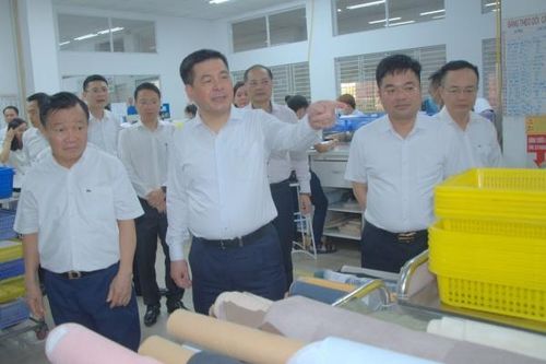 Bộ trưởng Nguyễn Hồng Diên khảo sát Trung tâm giao dịch nguyên phụ liệu, làm việc với ngành da giày Việt Nam