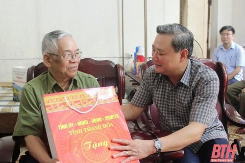 Bí thư Thành ủy TP Thanh Hóa Lê Anh Xuân thăm, tặng quà chiến sĩ Điện Biên