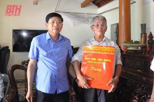 Bí thư Đảng ủy Khối Cơ quan và Doanh nghiệp tỉnh thăm, tặng quà đối tượng chính sách tại huyện Như Thanh