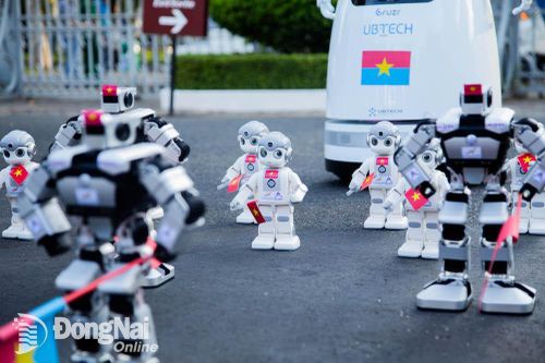 Trình diễn robot mừng kỷ niệm 30-4