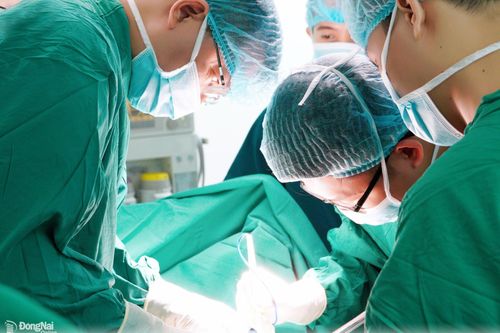 Cắt bỏ thận kèm khối u 'khủng' cho bệnh nhân ung thư thận sau 1 ngày đau bụng và tiểu ra máu