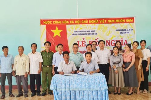 Trung tâm giáo dục nghề nghiệp-Giáo dục thường xuyên huyện Chư Păh kết nghĩa với làng Kon Chang