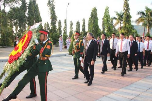 Lãnh đạo tỉnh đặt vòng hoa, dâng hương viếng Nghĩa trang liệt sĩ Hòn Dung