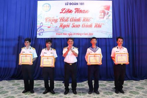 Lữ đoàn 101 tổ chức liên hoan 'Tiếng hát binh nhì - Vũ điệu binh nhì'
