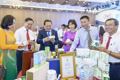 Tôn vinh các tập thể, cá nhân điển hình trong tháng hành động vì hợp tác xã