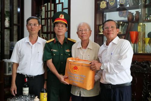 Chủ tịch UBMTTQ Việt Nam tỉnh Trần Ngọc Thanh thăm, tặng quà cho người có công với cách mạng