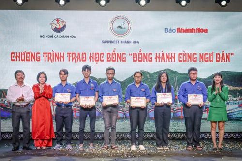 Kỷ niệm 77 năm ngày truyền thống Báo Khánh Hòa (26-4-1947 - 26-4-2024) Nâng bước con em ngư dân đến giảng đường