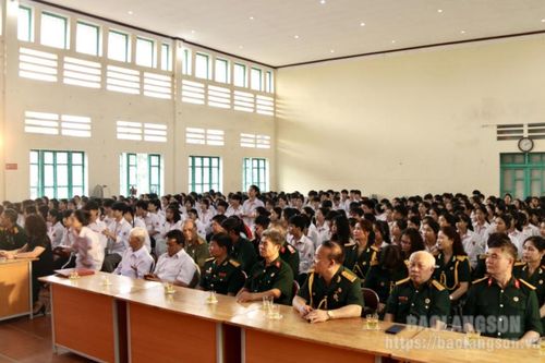Gần 500 học sinh được tuyên truyền, giáo dục truyền thống cách mạng