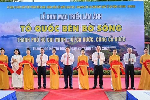 Khai mạc triển lãm Kỷ niệm 49 năm Ngày Giải phóng miền nam, thống nhất đất nước (30/4/1975-30/4/2024)