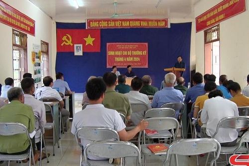 Đồng chí Chủ tịch HĐND tỉnh dự sinh hoạt chi bộ bản Lẳm Cút, xã Mường Bon, huyện Mai Sơn