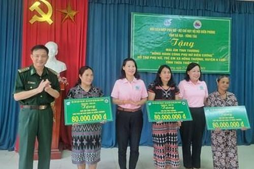 Trao tặng 'Mái ấm tình thương' và nhiều phần quà giá trị