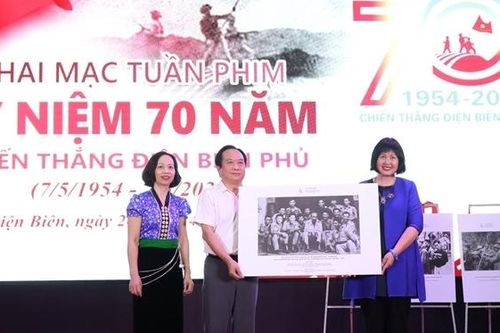 Những bức ảnh quý về các nhà làm phim Việt Nam tham gia chiến dịch Điện Biên Phủ