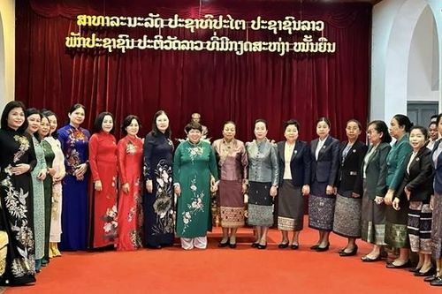 Phó Chủ tịch Quốc hội Lào Sounthone Xayachak tiếp Nhóm nữ ĐBQH Việt Nam
