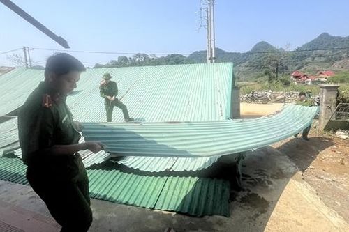 Công an xã Hang Kia và Pà Cò giúp đỡ người dân khắc phục hậu quả mưa đá