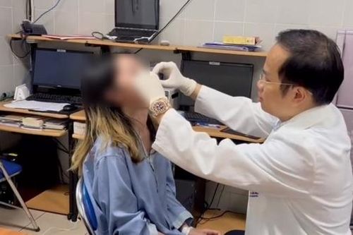 Cắt môi hình trái tim, cô gái bị biến dạng nghiêm trọng