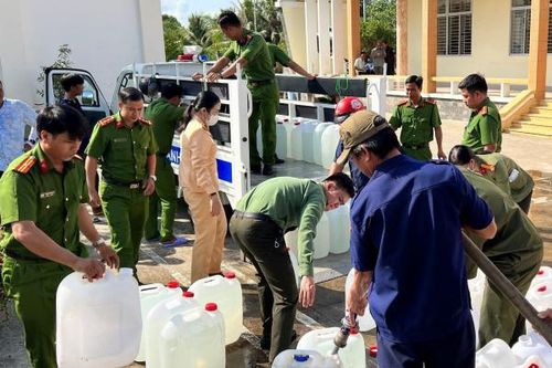 Công an Long An tiếp tục hỗ trợ nước sạch đến người dân vùng hạn mặn