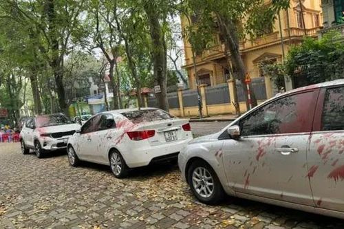Điều tra xe ô tô bị tạt sơn ở phố Trần Điền