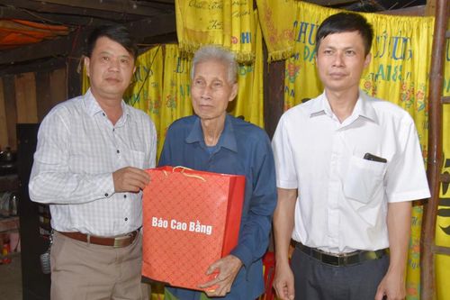Báo Cao Bằng thăm, tặng quà các chiến sĩ Điện Biên tại huyện Trùng Khánh