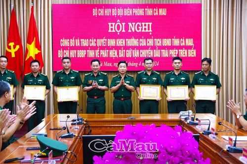 UBND tỉnh Cà Mau tặng bằng khen cho các quân nhân