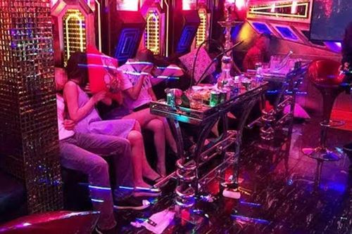 Một tiến sĩ trường ĐH Sư phạm Huế bị tố có hành vi trụy lạc ở quán karaoke