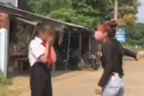 Điều tra vụ nữ sinh lớp 7 bị người thân của bạn đánh trước cổng trường