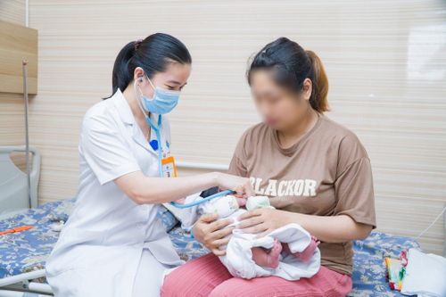 Lý do bé trai nặng 5,4kg phải cấp cứu ngay khi vừa chào đời