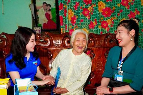 Trao tặng 6 nhà Đại đoàn kết, Khăn quàng đỏ tới nhân dân tỉnh Điện Biên