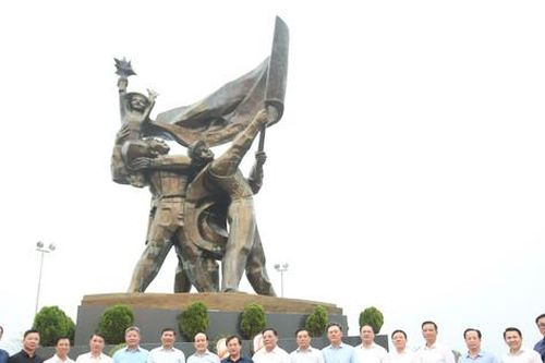 Đoàn đại biểu Thủ đô Hà Nội dâng hương tưởng niệm các Anh hùng liệt sĩ tại tỉnh Điện Biên