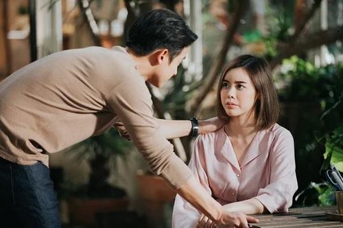 Cô gái 18 tuổi gọi điện cho bạn trai 100 cuộc mỗi ngày