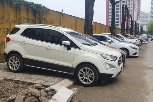 Vỉa hè ở Hà Nội vừa lát đá mới đã bị chiếm dụng làm nơi đỗ ô tô