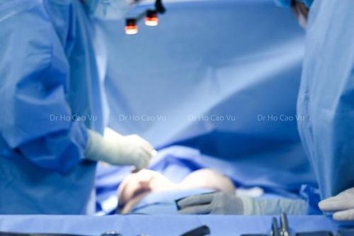 Bác sĩ Hồ Cao Vũ tư vấn các biến chứng phẫu thuật nâng ngực